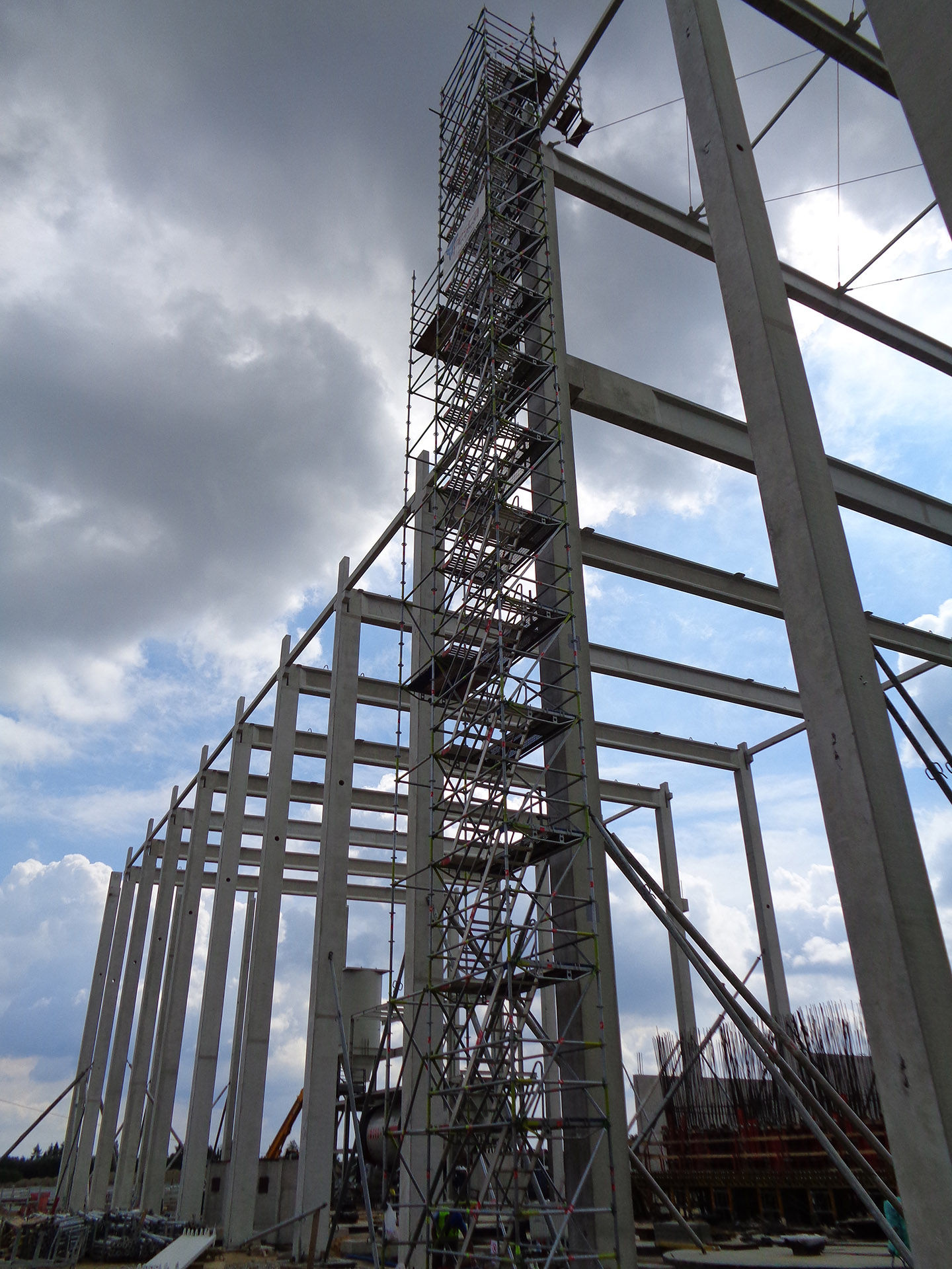 Grupa Festa Rusztowania - Sieradz - budowa hali produkcyjnej Tubądzin, montaż schodni z wyjściem pośrednim