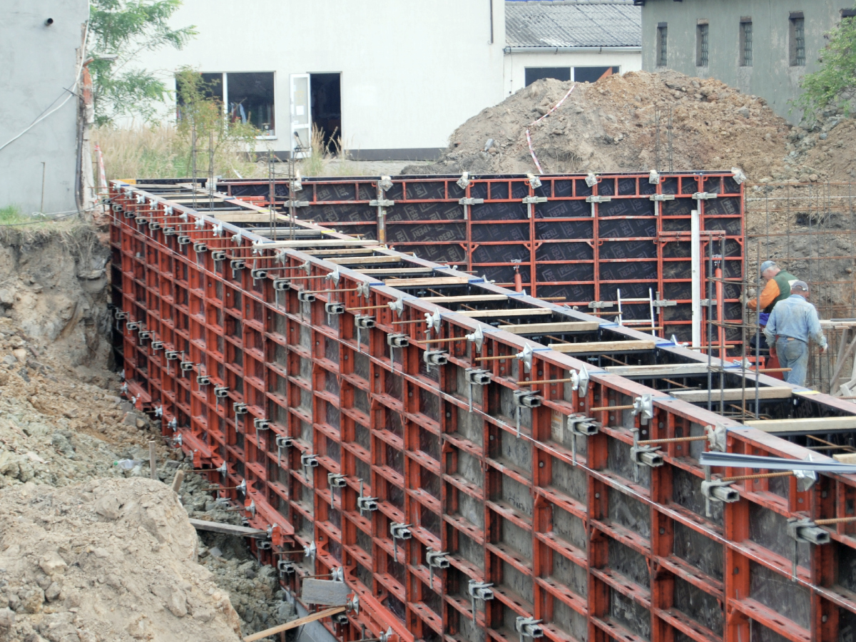 Grupa Festa Rusztowania - Pleszew - dostawa szalunków ściennych systemu PERI typu DOMINO, na budowę ścian piwnicy budynku wielorodzinnego
