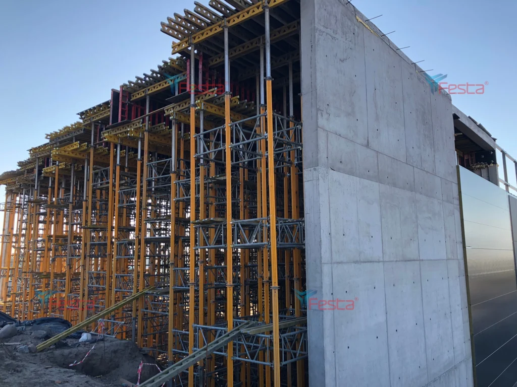 Dostawa wiez wyporowych PERI MULTIPROP oraz szalunkow stropowych – Legnica