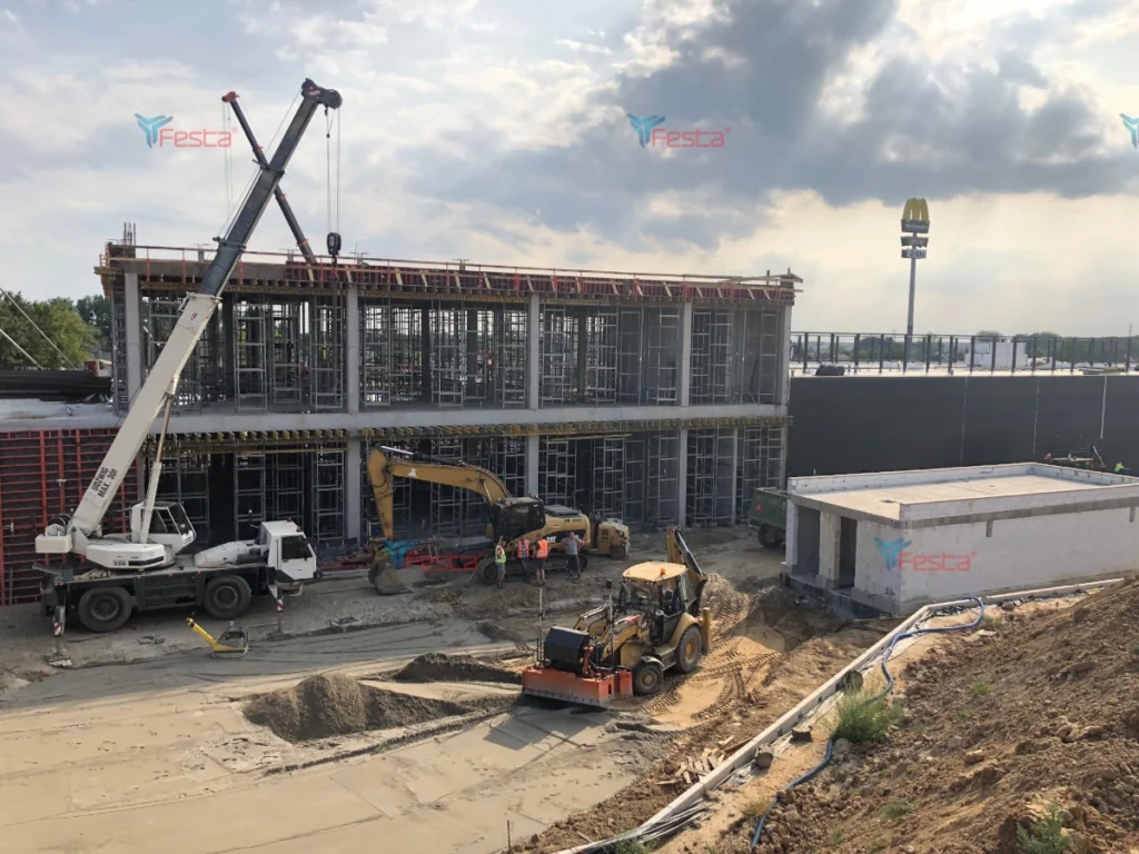 Grupa Festa Rusztowania - Wieże wyporowe ST100 Peri na budowie w Żaganiu