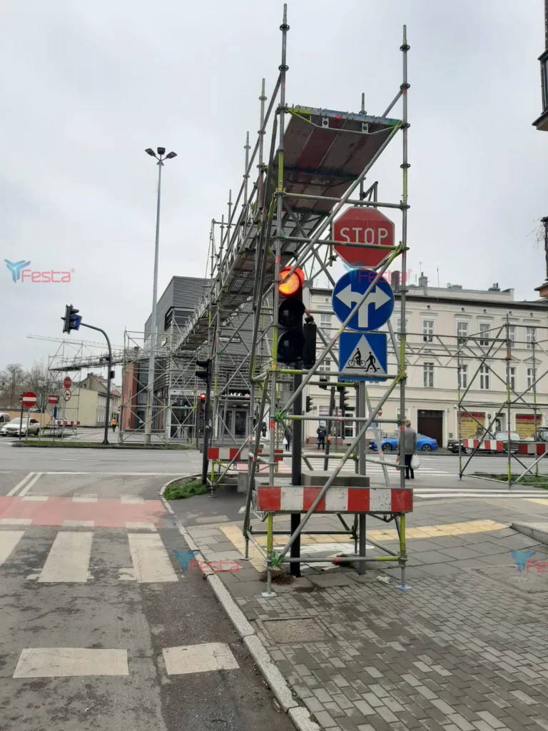 Rusztowanie nad drogą krajową w Bydgoszczy