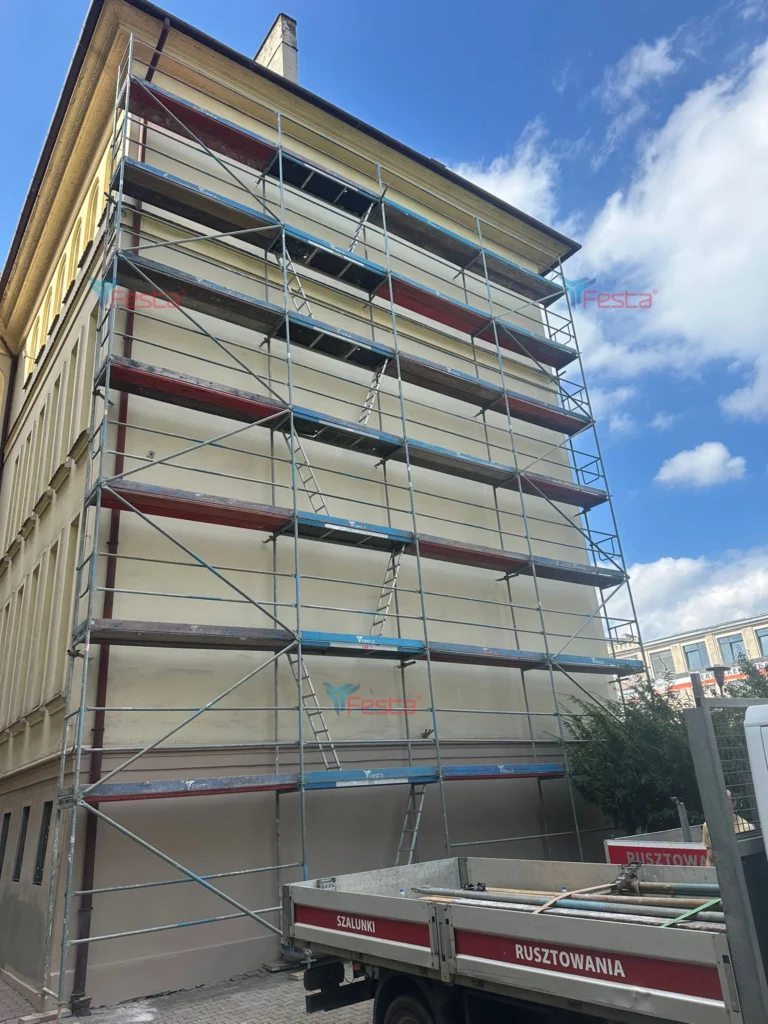 Grupa Festa - Rusztowanie Fasadowe na ścianie Liceum w Kaliszu