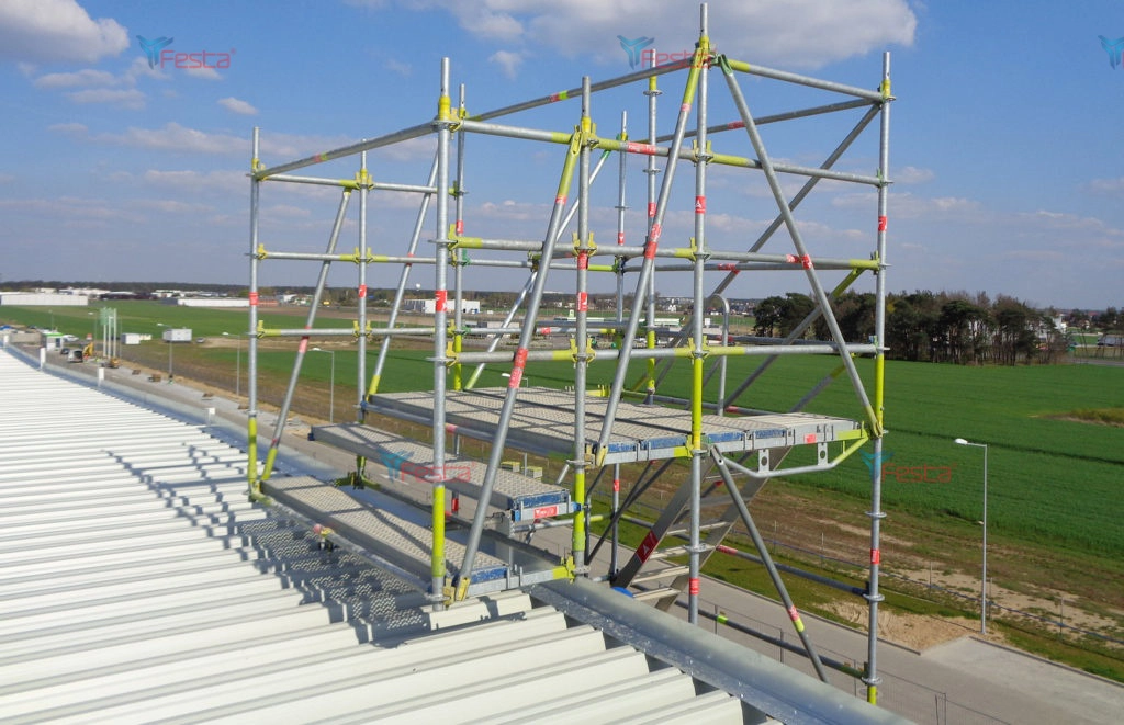 Przykładowe zejście na dach hali ze schodni - Grupa Festa Rusztowania