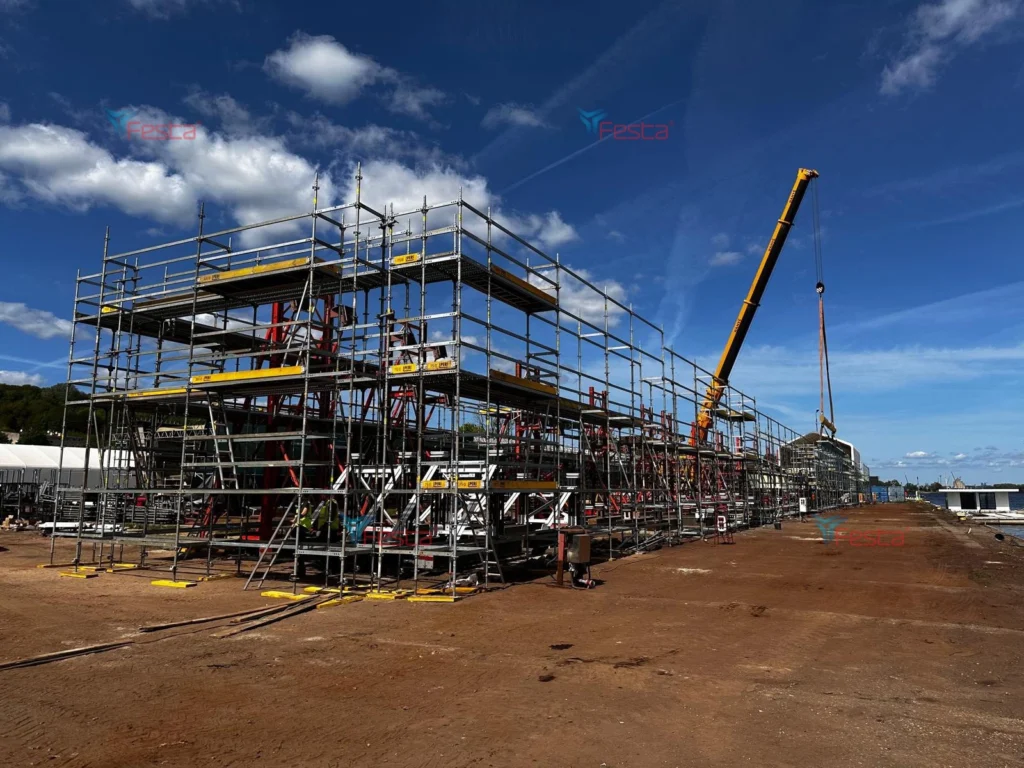 Rusztowanie w stoczni jachtowej w Szczecinie przy budowie mostu
