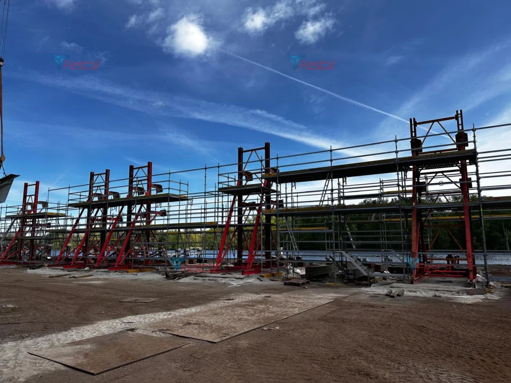 Rusztowanie wraz z konstrukcją wsporczą w stoczni jachtowej w Szczecinie przy budowie mostu - Grupa Festa